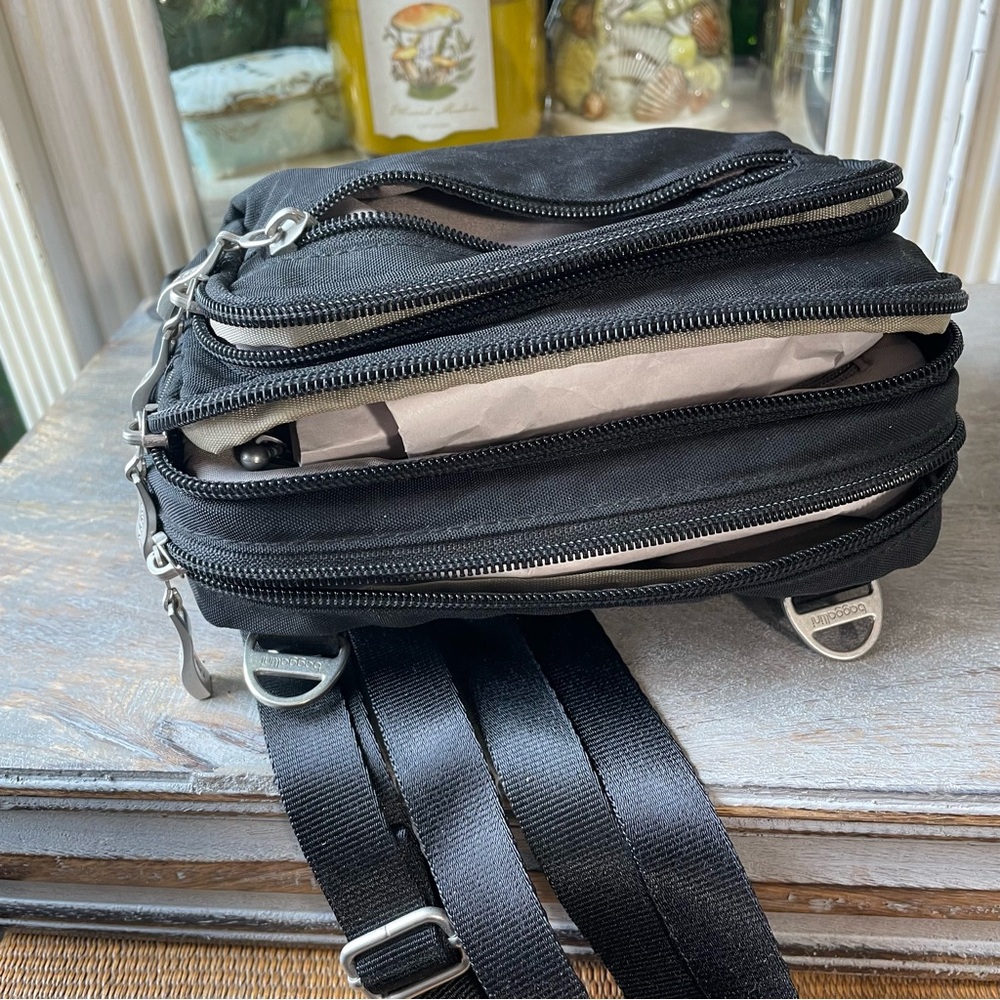 Baggallini black canvas Crossbody small bag - Picture 7 of 12